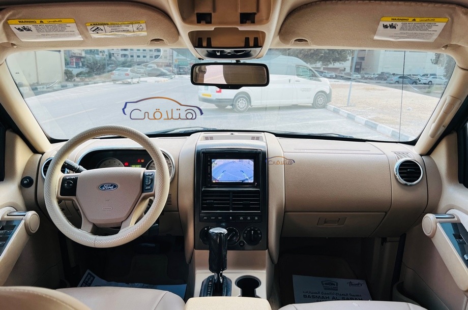 Explorer Ford أسود