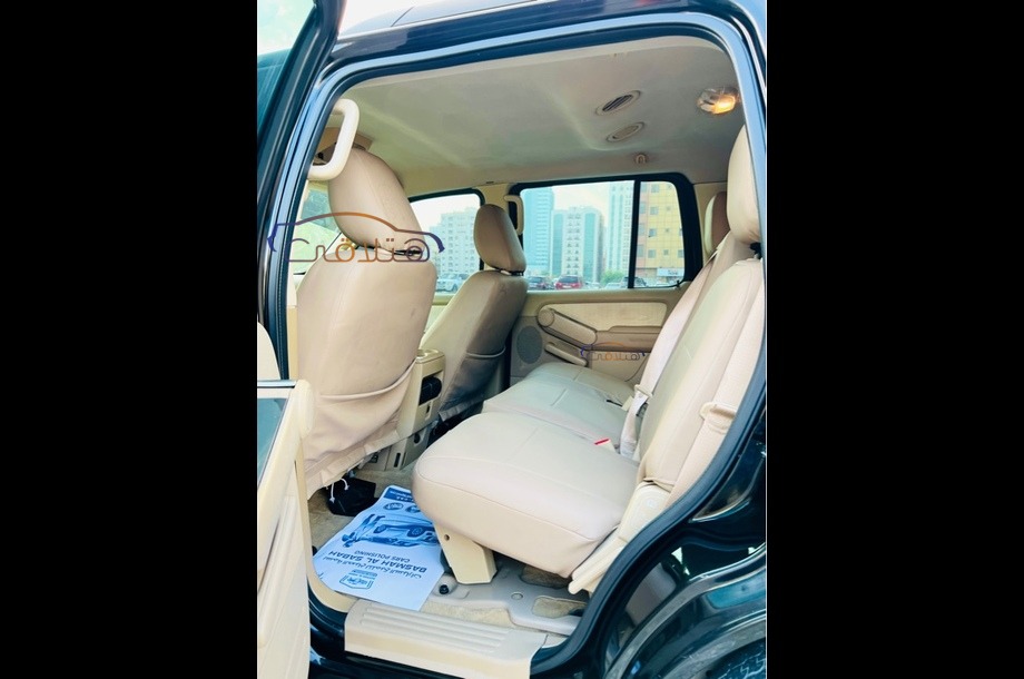 Explorer Ford أسود