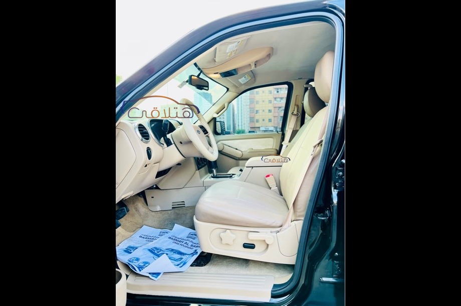 Explorer Ford أسود