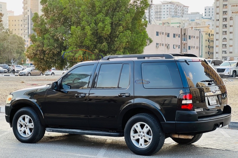 Explorer Ford أسود
