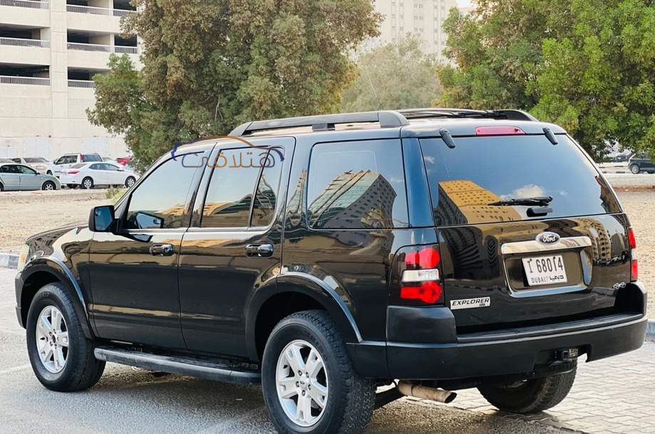 Explorer Ford أسود