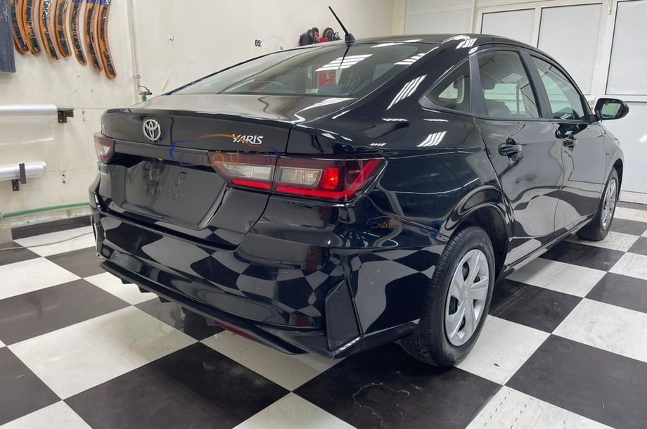 Yaris Toyota أسود