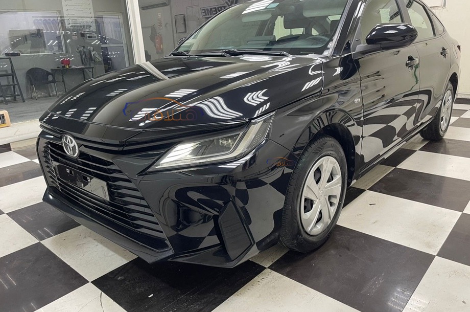 Yaris Toyota أسود