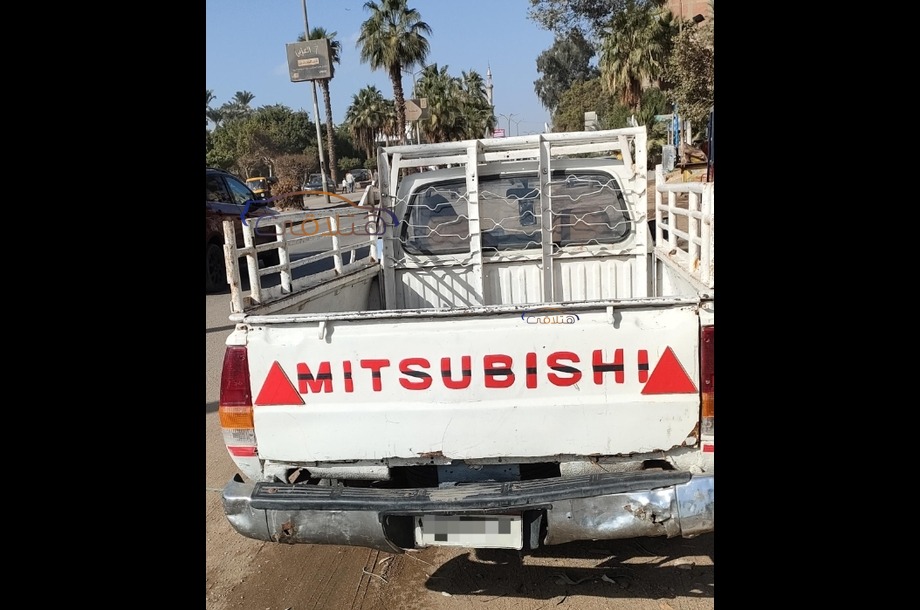 Pickup Mitsubishi أبيض