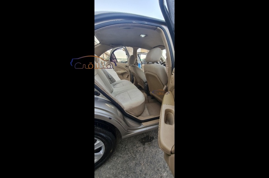 Sunny Nissan ذهبي