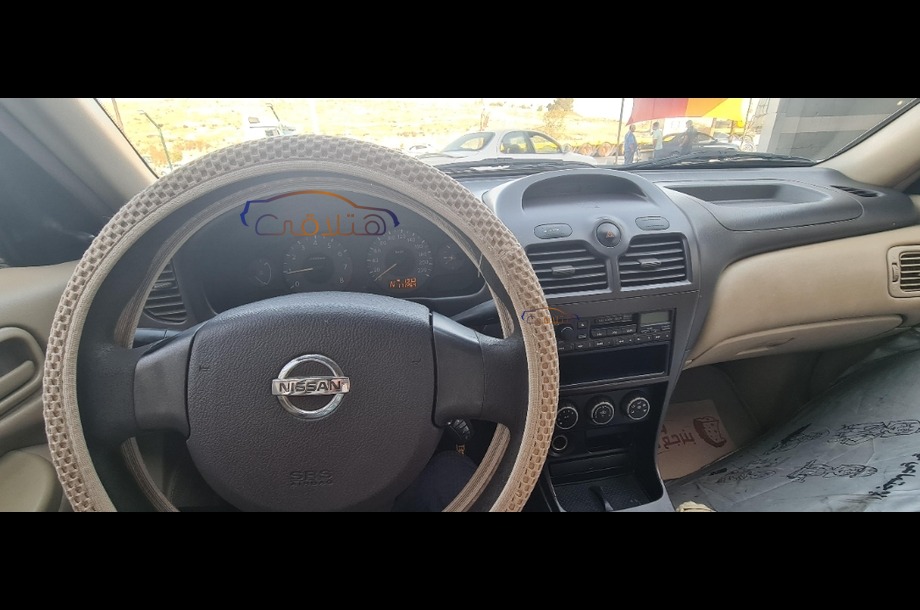 Sunny Nissan ذهبي