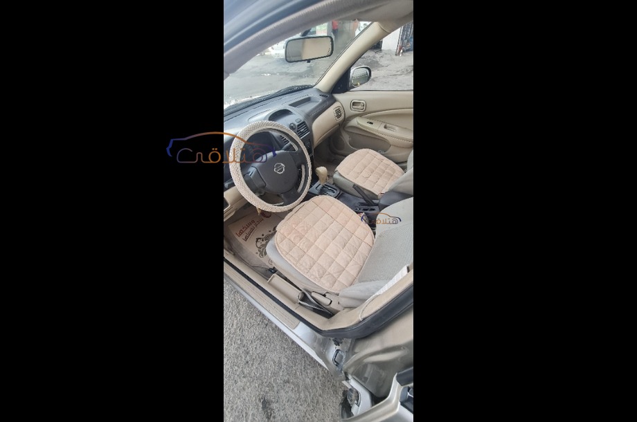 Sunny Nissan ذهبي