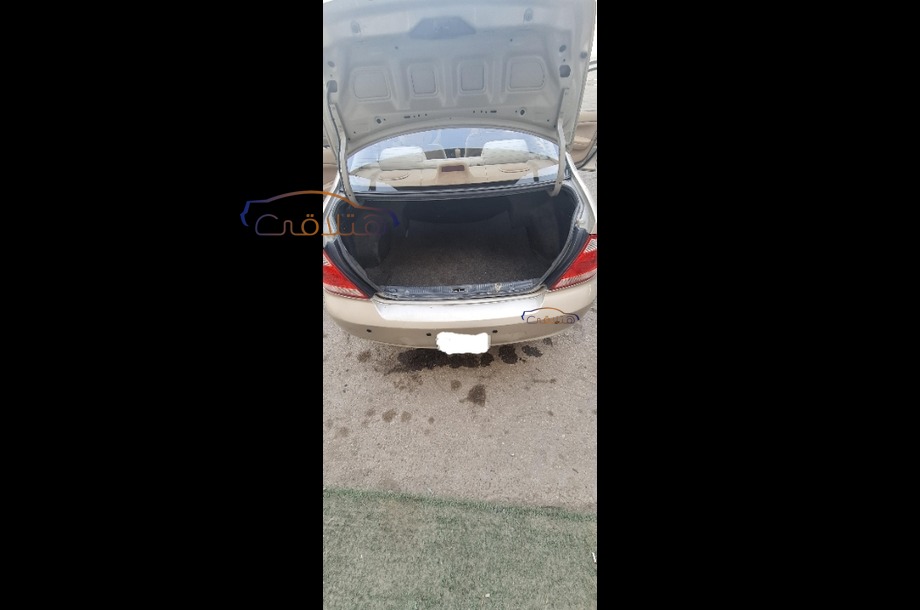 Sunny Nissan ذهبي