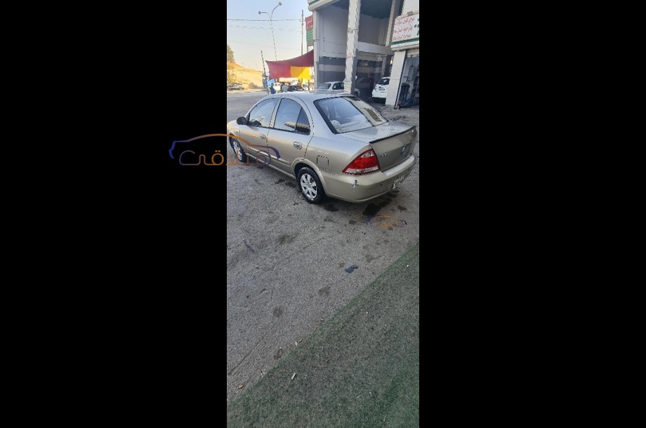 Sunny Nissan ذهبي