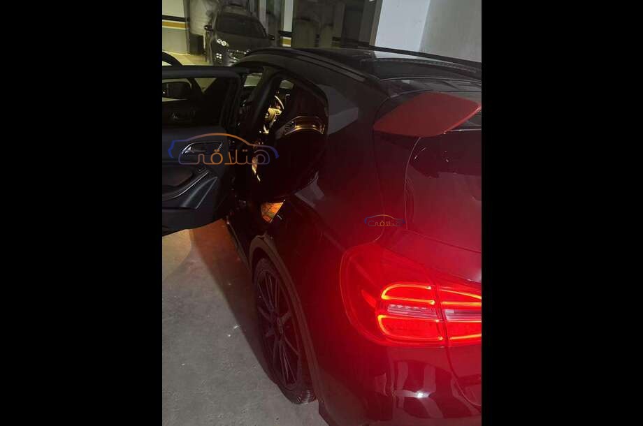 GLA 200 Mercedes أسود