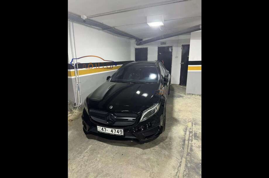 GLA 200 Mercedes أسود