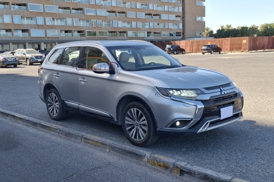 Outlander Mitsubishi فضي