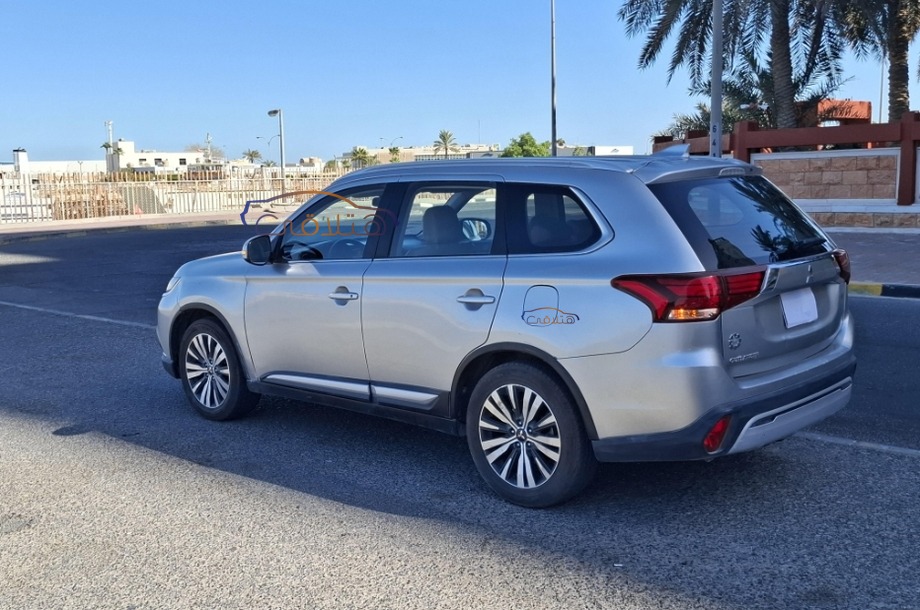 Outlander Mitsubishi فضي