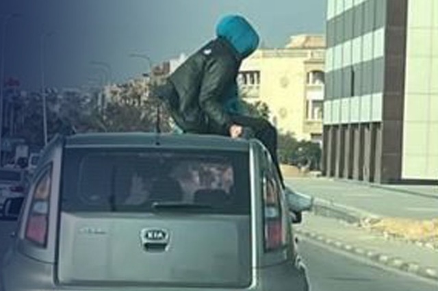 الداخلية ترصد مكان سيارة بسبب جلوس شاب علي السقف