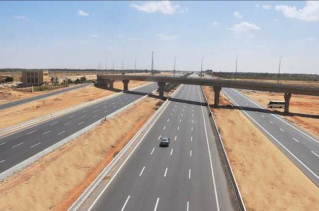 صابر : القاهرة كانت ستصبح جراج كبير لولا مشروعات الطرق بها