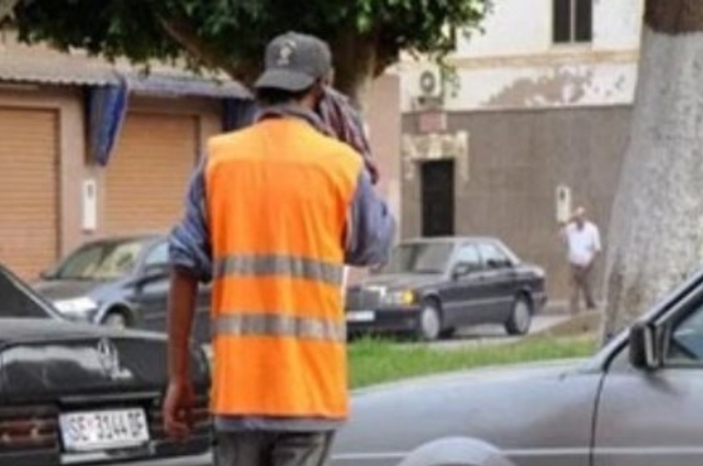 ضبط منادي سيارات لممارسته المهنة بدون ترخيص